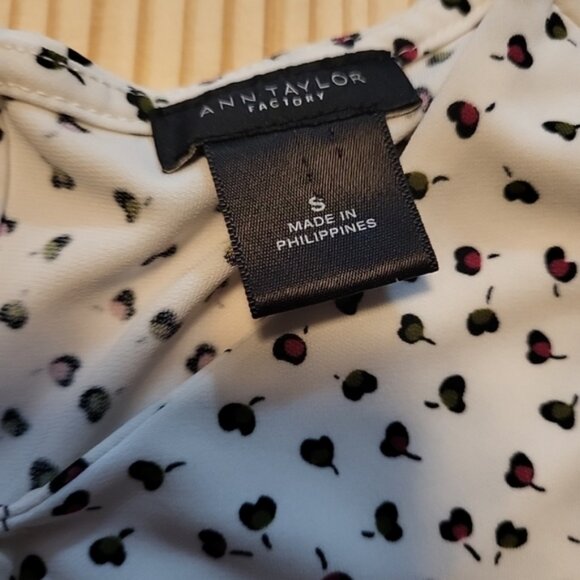 Ann Taylor Factory Sleeveless Blouse Size Small Casual Red Green Black White Tie - Picture 2 of 8